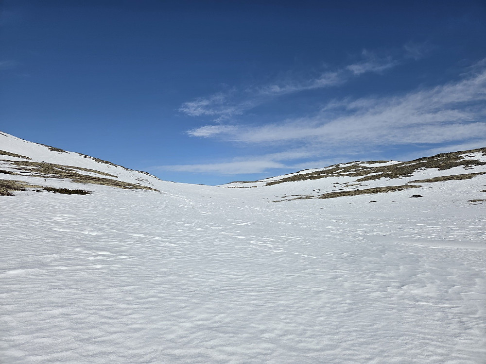 Før siste oppstigning gjekk turen i eit søkk, der snøforholda var blant dei betre.