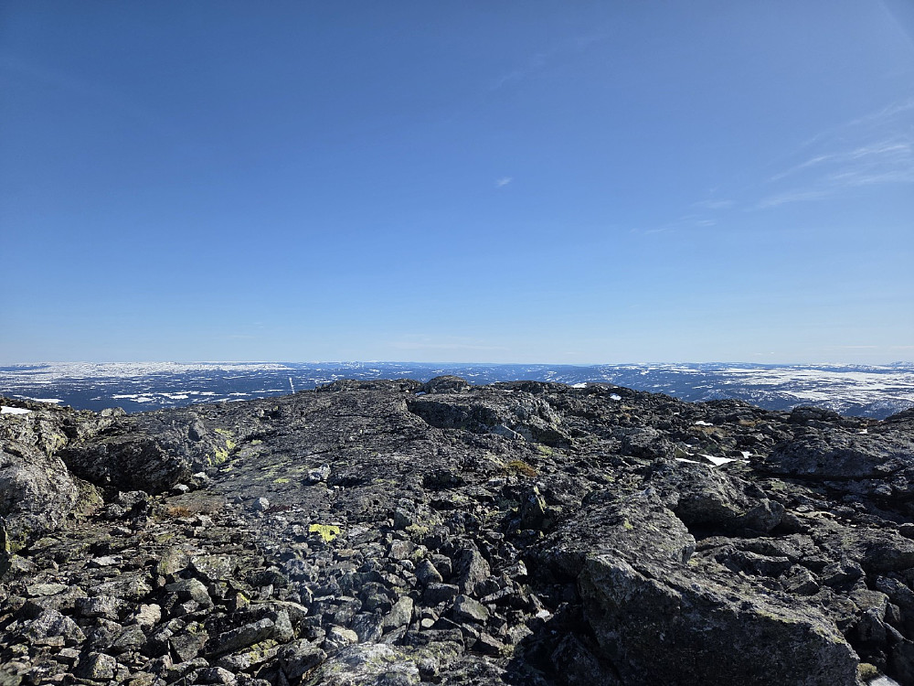 På toppen var det lite snø, her med utsikt mot Skei, Hafjell, Lillehammer/Sjusjøen m.m. i det fjerne.