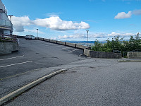 Her, til høyre i bildet, tar jeg av fra asfalten.