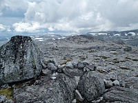 1262 m. Toppen i siktet. I forgrunnen det første tegn på menneskelig aktivitet siden grusveien. Hva formålet med denne muren er vites ikke.