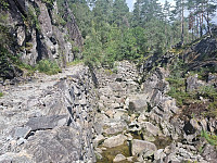 3 Har nå krysset elven. Her er ser vi murarbeidet som skulle til i sin tid.