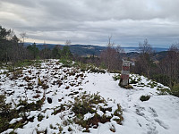 Varafjellet trigsøyle. Selve toppunktet er litt lenger nord. Det eke merket og er mer en liten tue ved siden av stien.