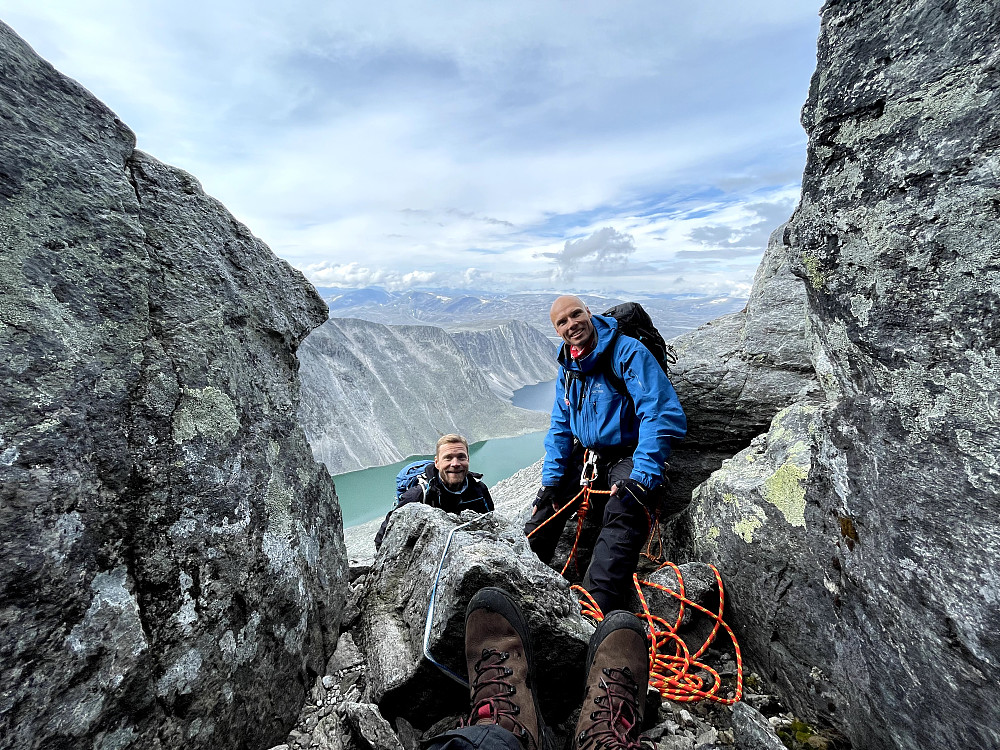 Jarle har akkurat kommet over kanten mens jeg sikrer han opp. Frode fant en komfortabel plass inne i en firkantet grotte og fikk tilbake pusten.