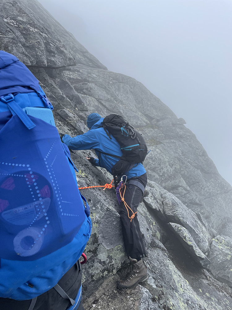 Forsiktig aker vi oss inn i fjellsiden til Hettpiggen i noe vi tror er en farbar vei. Enkleste adkomst ligger imidlertid noen meter lengre ned i fjellsiden. Men det vet vi ikke på dette tidspunktet.