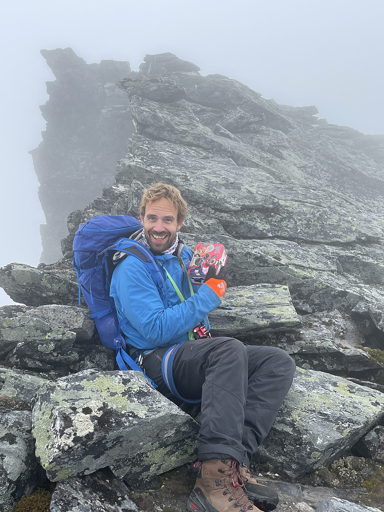 Frode forsyner seg med hjemmelaget konfekt som er oppbevart sammen med Timmy. Glad for å ha kommet opp på den toppen som skal være mest utilgjengelig på Dovre.