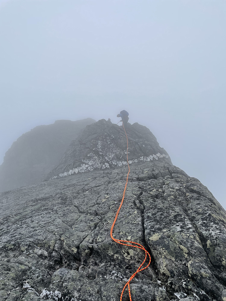 Første rappell ned svaene. Ikke alle som tar denne rappellen, vi brukte ikke mange ekstra minuttene på denne ekstra sikkerheten, ettersom tauet uansett var fremme. Legg merke til den kule hvite stripa i fjellet.