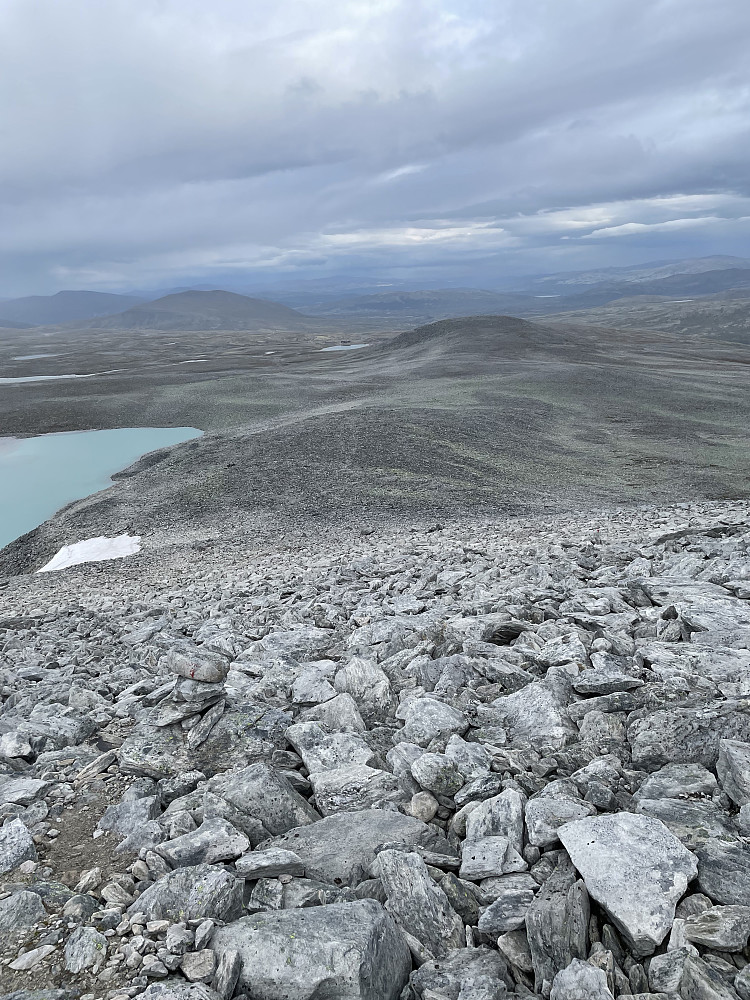 Langt der nede er Snøheim og bussen som skal ta oss ned igjen fra fjellet. Dette bildet er tatt 19.25, førti minutter før jeg løp inn på tunet og fikk takket bussjåføren for at han har ventet et ekstra kvarter (drøyt). Det ble en vill løpetur ned fra fjellet!