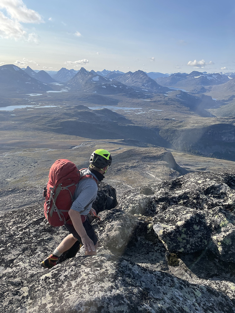 På vei nedover i retning de to nord-toppene og senere Gjendebu. Vi fikk litt tid til å nyte rundskuet også, da!