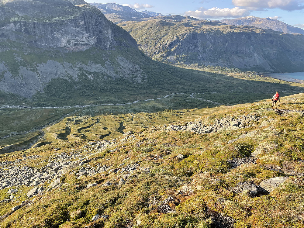 Der nede er Gjendebu. Vi fulgte en av de kule moreneryggene ned til elva og derfra inn på stien og inn til dusj og middag.