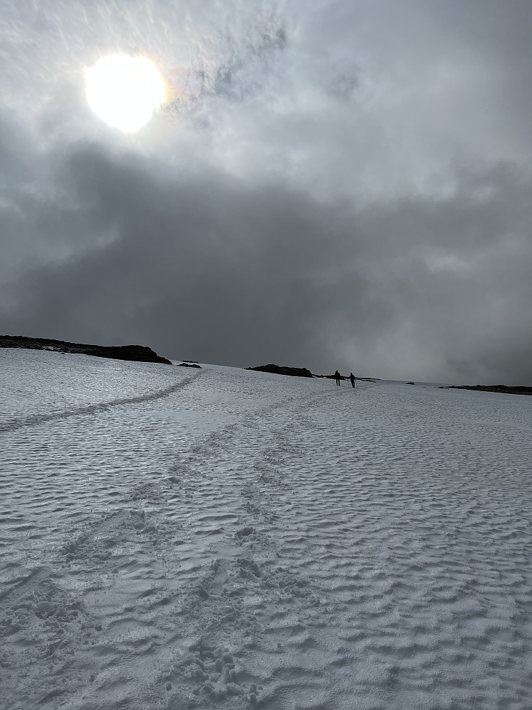 Vi følger snøfonna nedover fra Hesthøi. Det hendte sola lyste svakt gjennom skyer og tåke, men det var heller unntaket enn regelen.