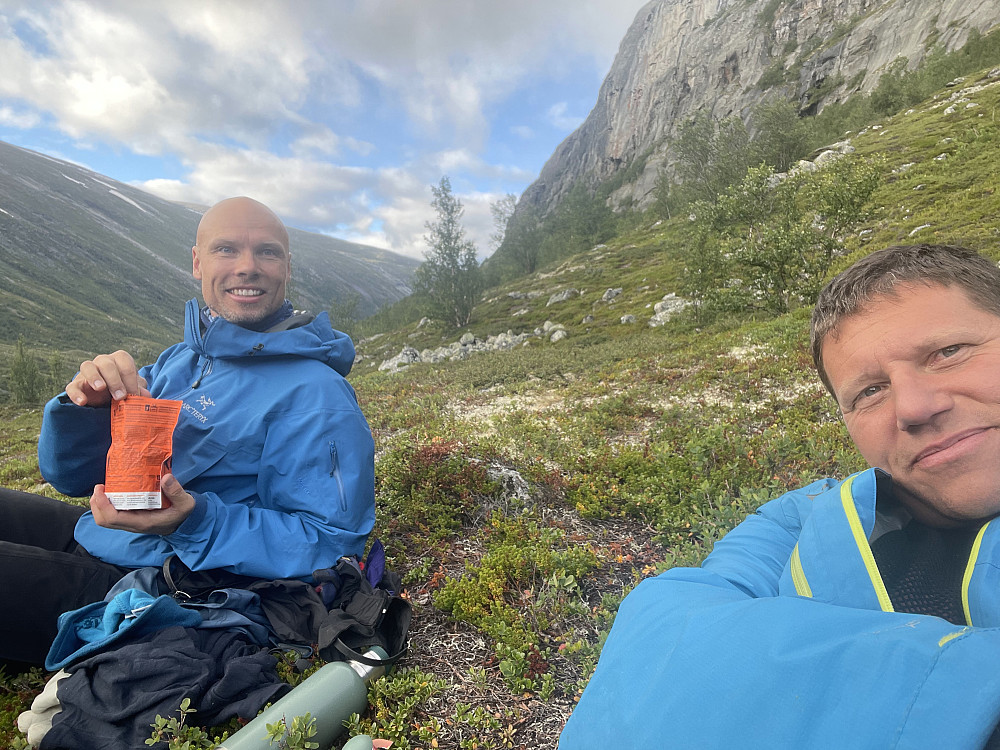 Deilig med en ny matpause etter at det verste er unnagjort. Været var brukbart igjen nå, i hvert fall nede i dalen.