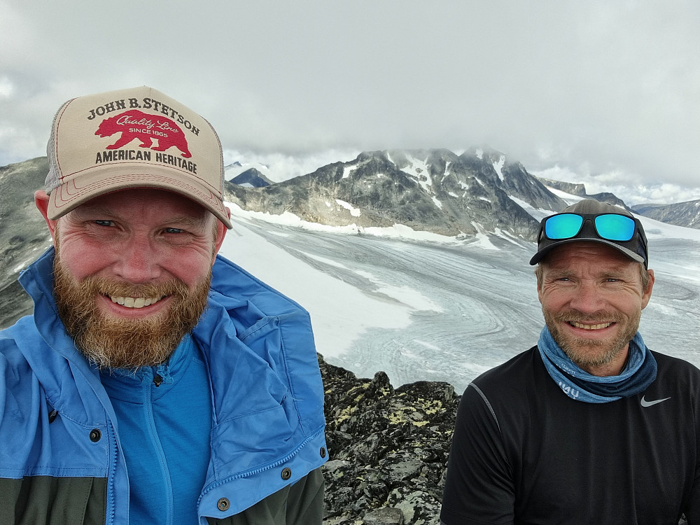 Andreas og Jarle også fra toppen av Hinnotefjellet. I bakgrunnen Nestsøre Hellstugutind oppe i skyene.