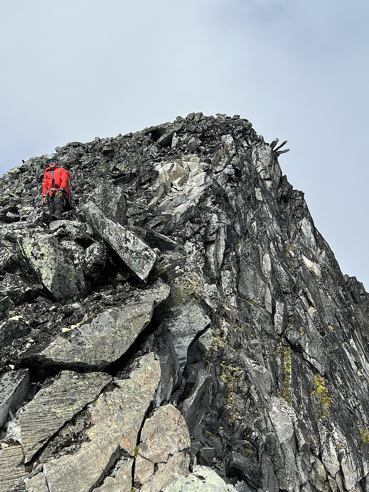 Oddbjørn snart på toppen av Søre. Sjekk de kule "fingrene" som peker ut fra veggen mot breen.