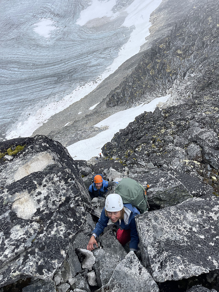 Her er Marianne og Andreas på vei opp det bratteste punktet på hammer nummer to. Null problem! Over hjelmen til Andreas kan man skimte Åse og Arne nede i fjellsiden midt i omgåelsen.