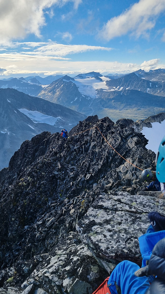 Vi rigget eggen med et tau med løpende forankringer. Det var bratt på denne siden og 90 graders stup på motsatt side - altså relativt utsatt. Men sjekk de kulissene, da! Ikke den verste måten å tilbringe lørdagskvelden på!