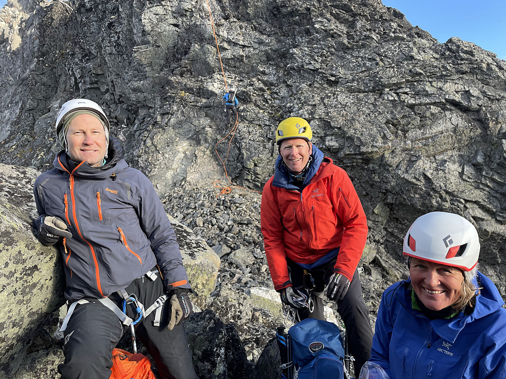 Nils Jørgen, Arne og Åse i bandet mot N1, så langt svært godt fornøyd med dagen. I bakgrunnen kommer jeg ned som siste mann i rappellen.