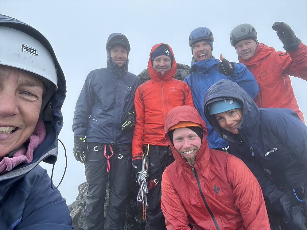 Varde-selfie fra Mesmogtinden. Gjengen rimelig fornøyd med å ha nådd toppen av dagens grommeste tind.