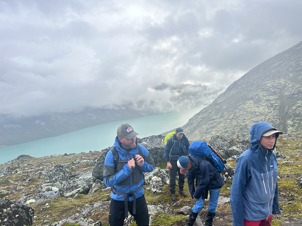 En liten teknisk pause etter å ha tatt unna drøyt 400 høydemeter. Det nydelige grønne Gjende er fremdeles godt synlig bak oss, men det varte bare så lenge. Andreas, Jarle, Hanne og Marianne ved god mot.