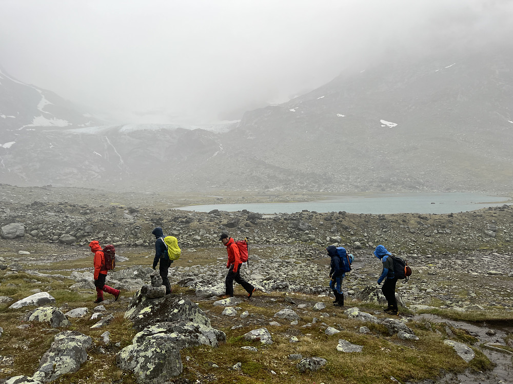 Vi passerer de første vannene i Svartdalen. I bakgrunnen er Svartdalsbreen, den vi valgte å gå forbi.