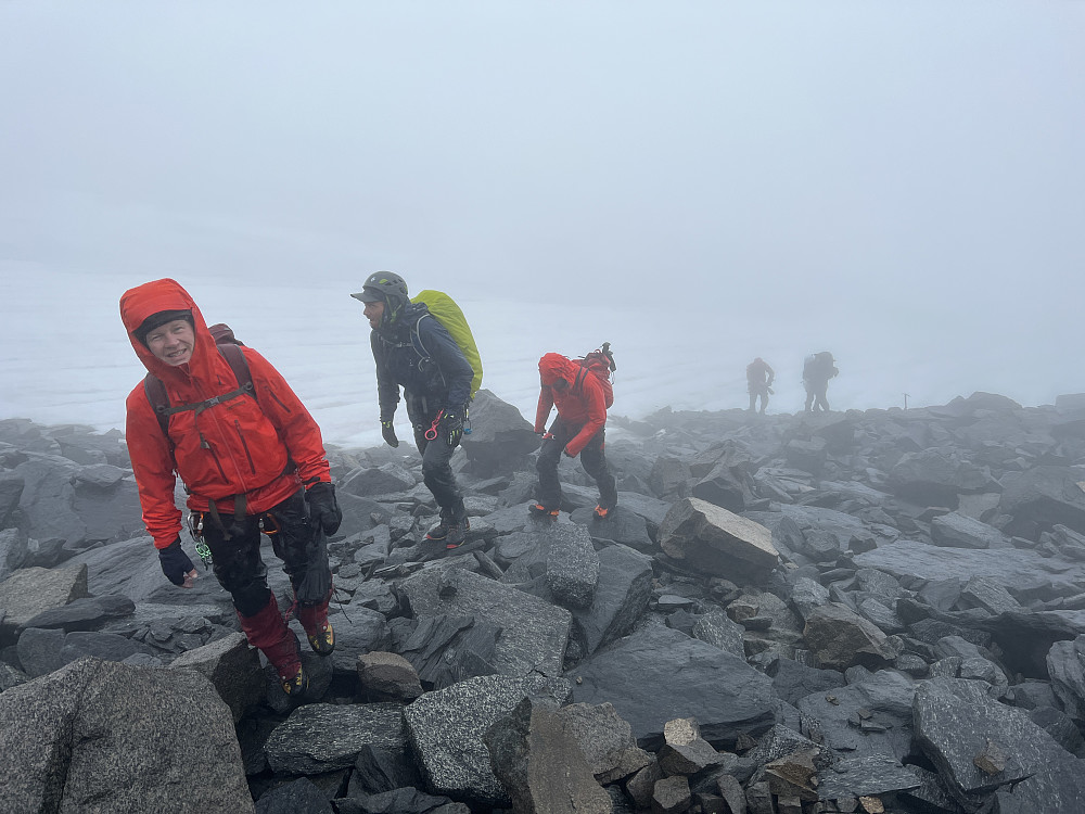 Vi har passert snøfeltet i flanken og har lagt fra oss øksene og er på vei de siste meterne til dagens første totusenmetring. Oddbjørn, Jarle og Ola leder an.