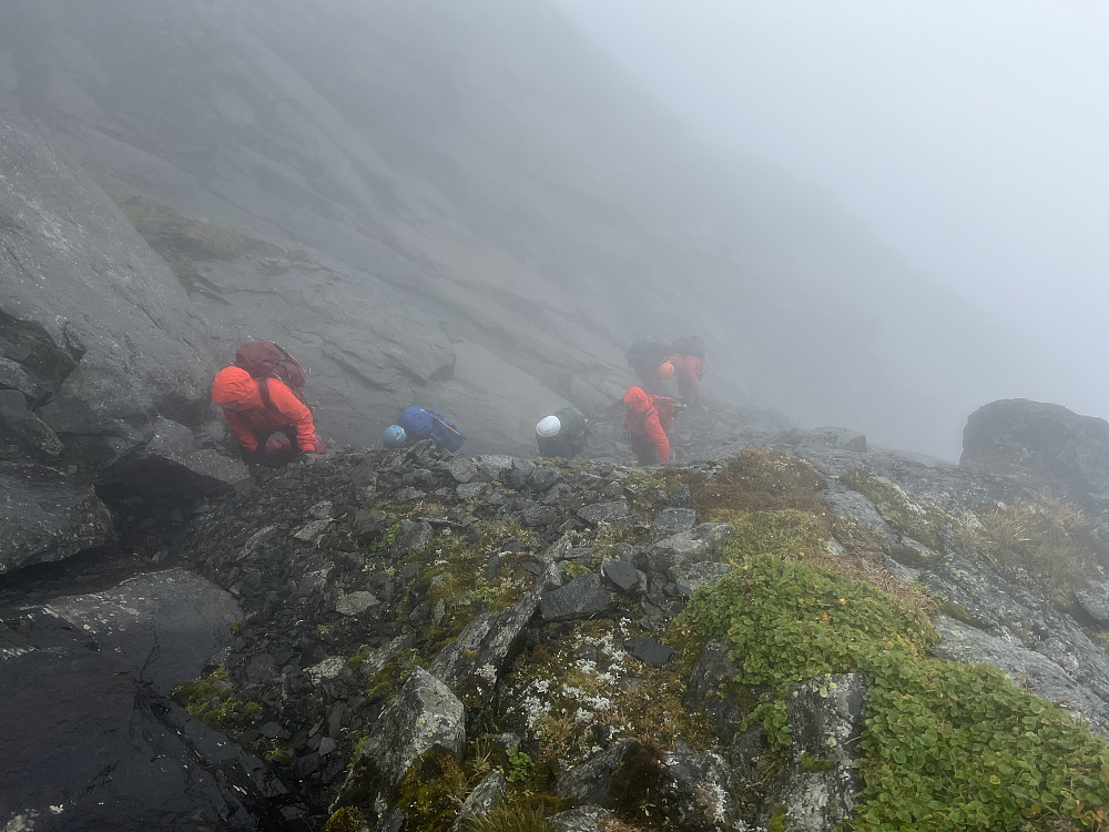 Her et bilde fra oppstigningen i flanken opp til sadelen mellom Langedalstinden og Mesmogtinden. Det var ikke bare enkelt å finne enkleste vei opp i den glatte og løse siden, men vi kom nå opp til slutt.