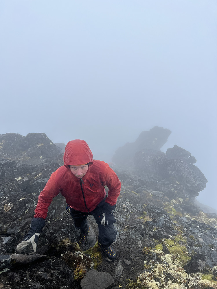 Andreas er godt i gang med ryggen opp til Mesmogtinden. Flott klo-formet formasjon på fjellene akkurat der.