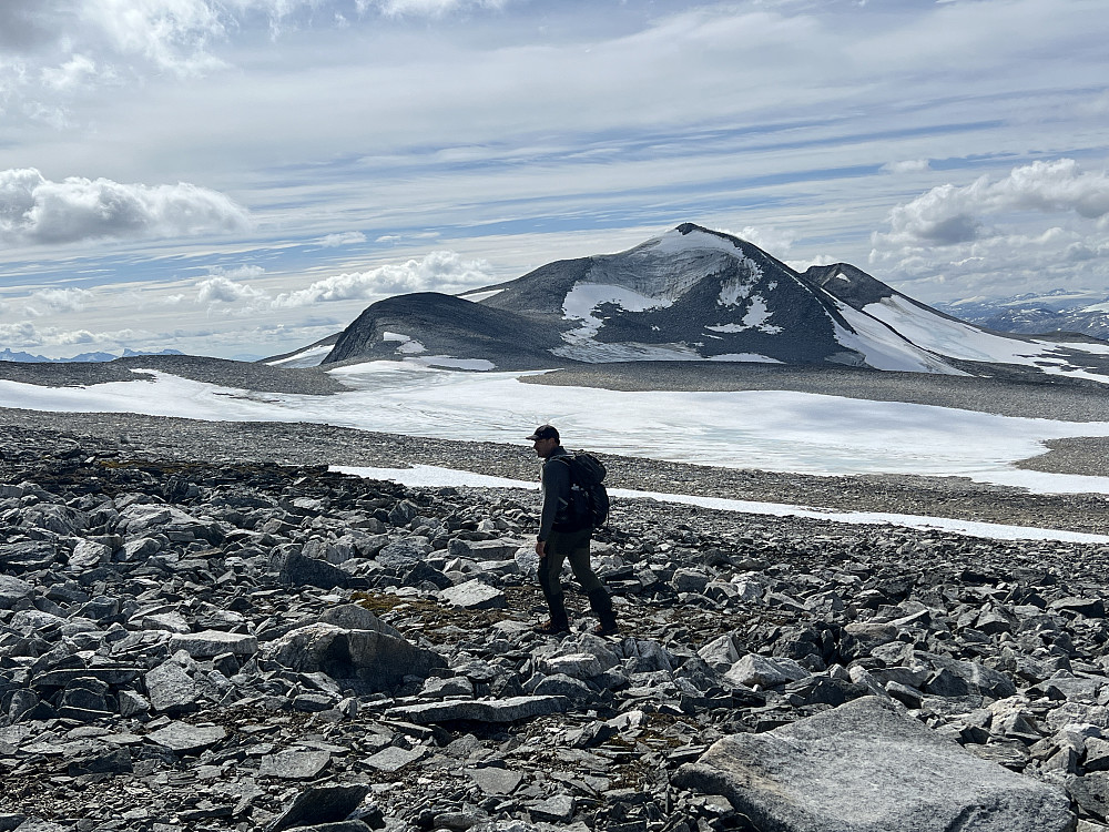 Jostein i fint driv i retning av de vestligste toppene, først pukkelen som ligger midt i veien i retning av Vestre. Vestraste ligger og gjemmer seg litt bak der.