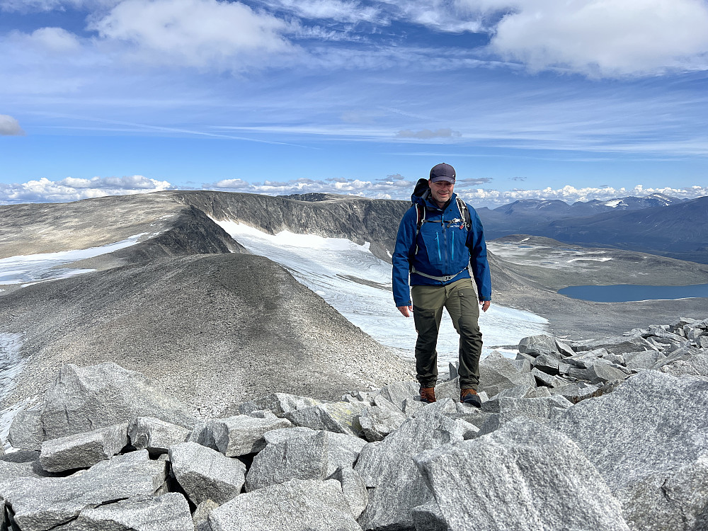 Her er pukkelen bak oss og Jostein er fornøyd med å traske i tørr og lav-fri ur på vei opp mot Vestre. Tilbakeblikk mot platået vi har trasket på hele dagen.