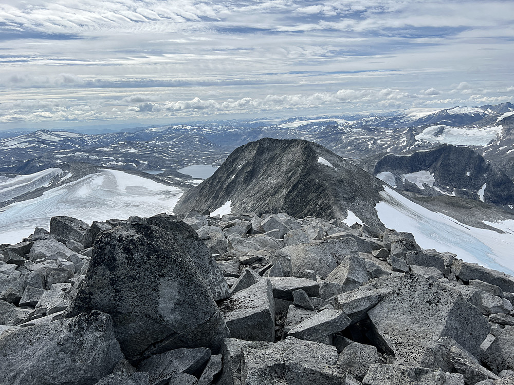 Panorama vestover fra Vestre og hvor Vestraste ligger nærmest. Det ble også en seig tur ut dit og tilbake igjen for å få med seg den siste toppen.
