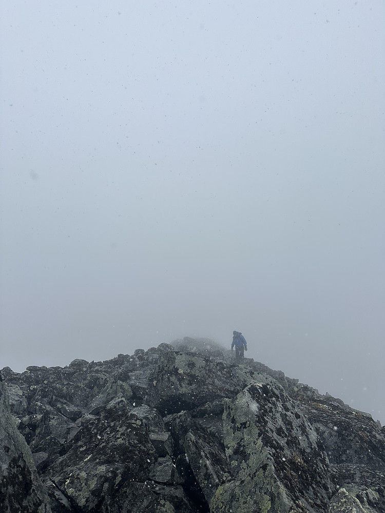 På vei oppover mot toppen i snødrevet.