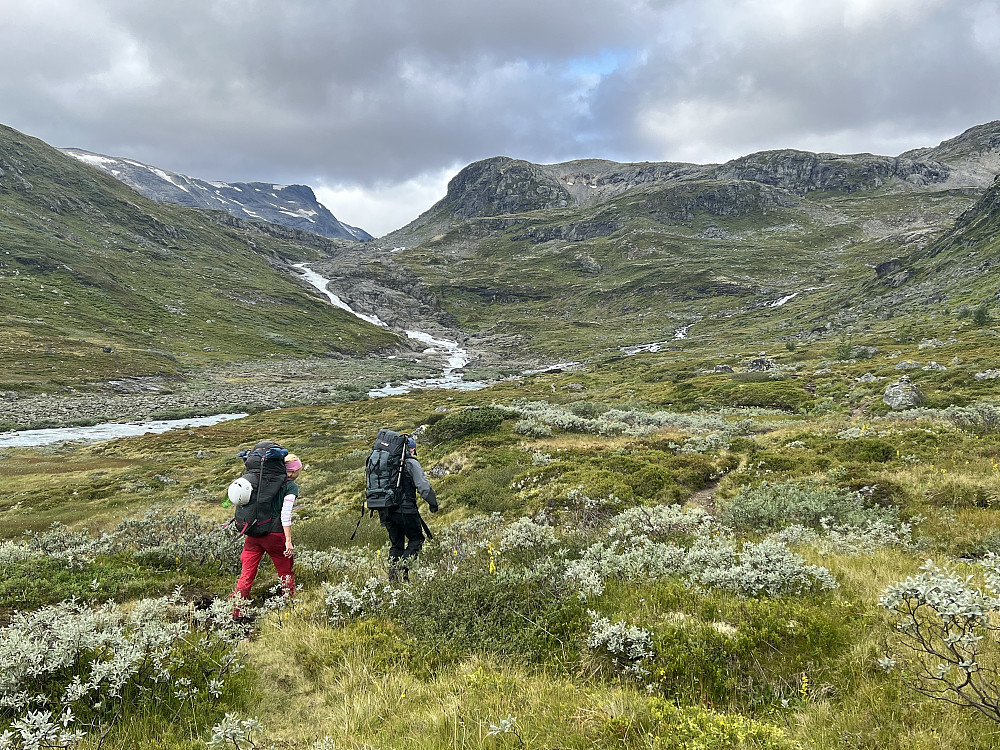 Marianne og Halvor jobber seg oppover dalen