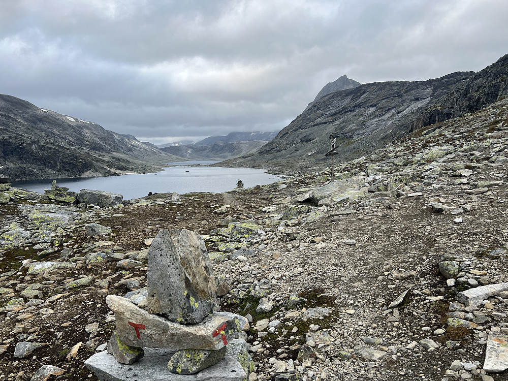 Nedover Øvre Mjølkedalen. Mjølkedalstinden oppe mot himmelranda til høyre.