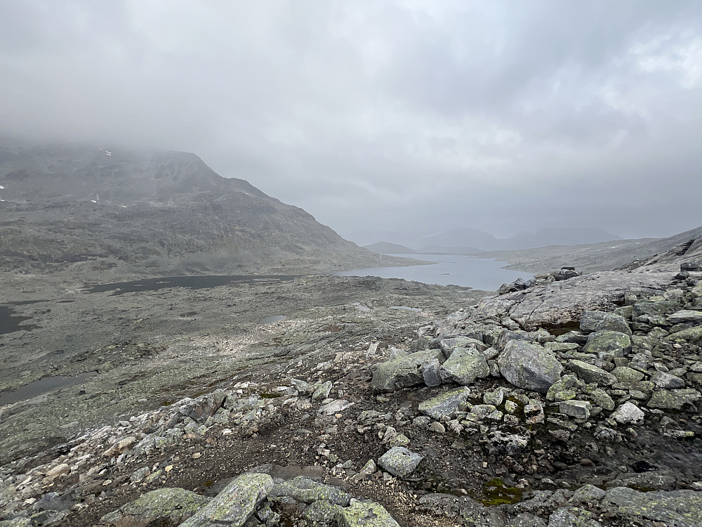 Midt i ura! Vi ser deler av Snøholstind og mer av Snøholsvatnet. Været er bare vått.