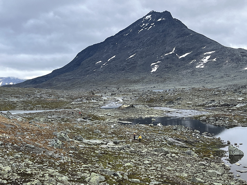 Turfølget mitt nærmer seg også Olavsbu. Bildet er tatt fra trappa på hytta, mens fjellet i bakgrunnen er Snøholstinden.