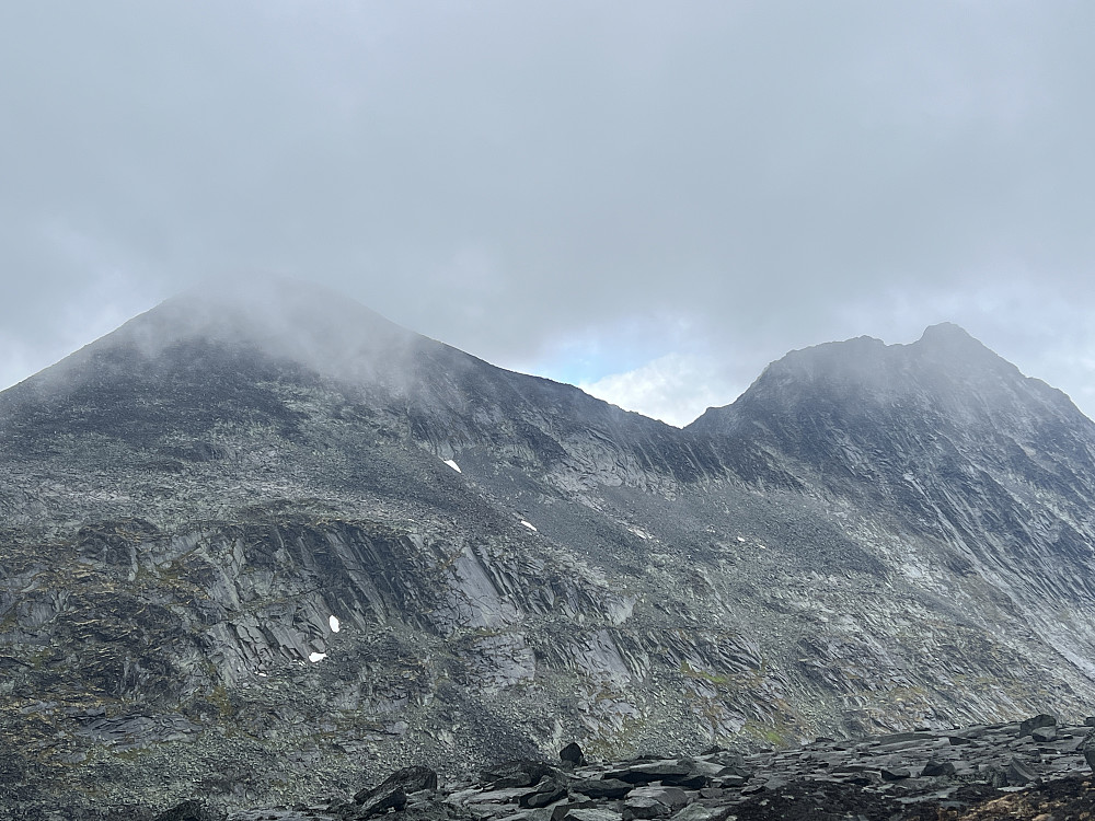 Skarddalstind og Skarddalseggi til høyre. Kule fjell dette også.