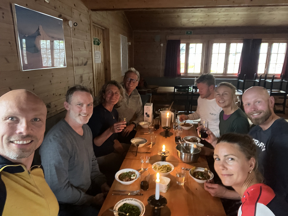 Festmåltid på lørdagskvelden. Takk til Andreas og Hanne for et utrolig måltid.