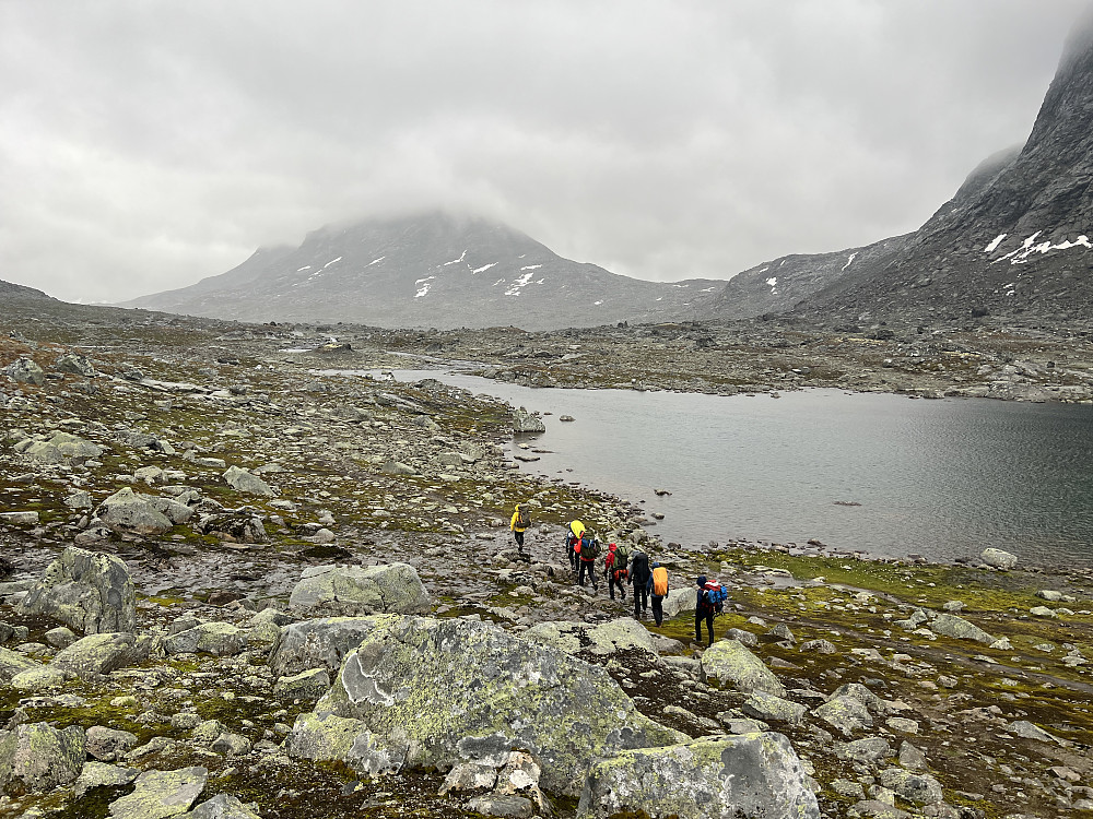 Da er vi i gang igjen, på vei østover Rauddalen i regnværet.