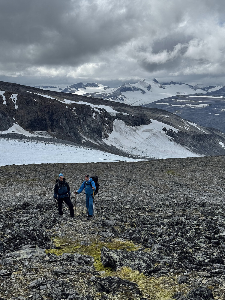 På vei ned mot vestre utløper av Grjotbreen. Her ser vi Vestre Glittertindoksle i bakgrunnen og snøflanken vi tenker å bruke for å komme opp på Oksla.