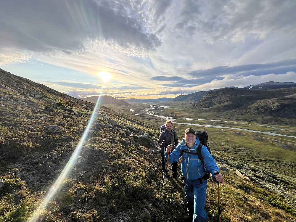 Morgengry på vei opp fra teltplassen i Veodalen mot Trollsteinkvelven.