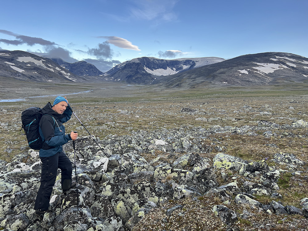 Innover Trollsteinkvelven med de fleste av dagens topp-mål. Her ligger Trollsteinrundhøe, Svartholshøe, Gråhøe, Søre og Store Trollsteinshø, samt Østre Trollsteinshø på rekke og rad.