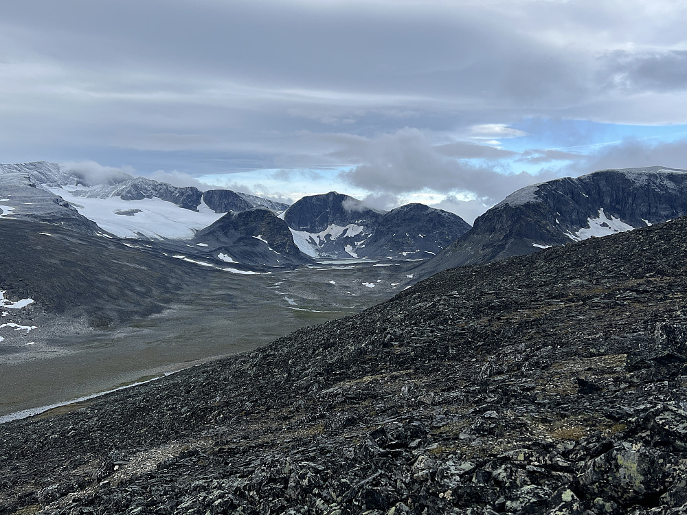 Etter hvert får vi fin utsikt innover mot Grjotbreen, Trollsteinseggi og Glittertinden som rager over alle andre.