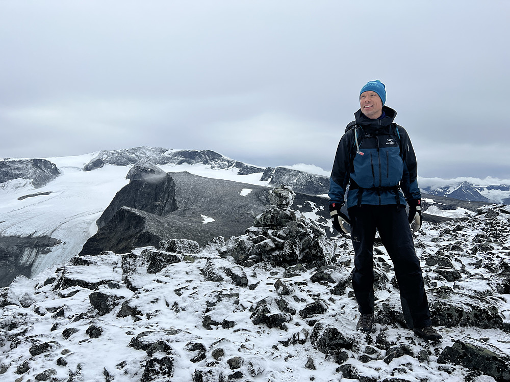 Utsikten mot Glittertinden og Grjotbreen fra Gråhøe. Vi ser også Svartholshøe og Trollsteinrundhøe, våre neste topper, nærmest. Godt fornøyd selv, her!
