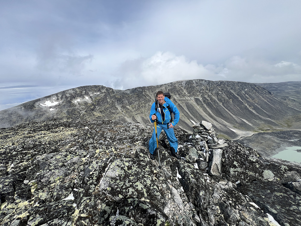 Jan-Trygve er høy på livet her på toppen av Svartholshøe. I bakgrunnen ser vi Gråhøe og Trollsteinshøe.