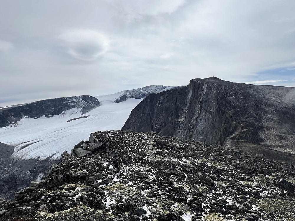 Her ser vi Austre Glittertindoksle, Glittertinden og Trollsteinrundhøe omkranse Grjotbreen.