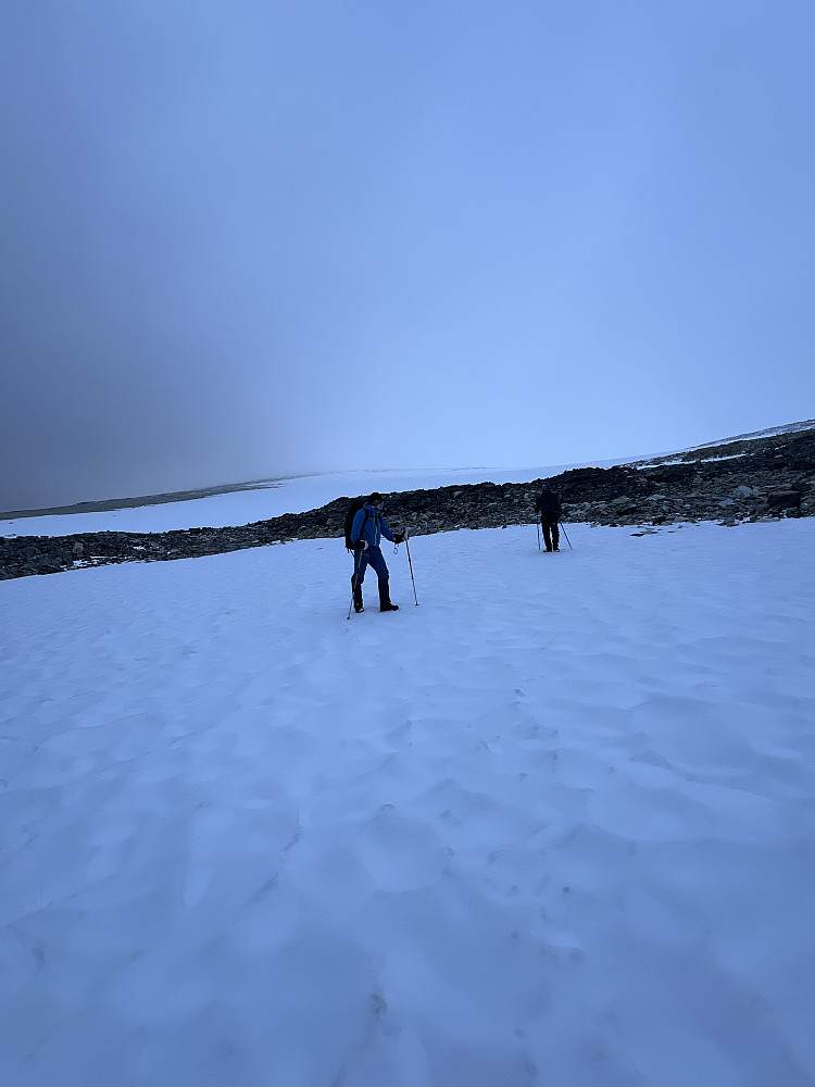 Vi jobber oss rolig og pent ned snøbakkene mot Glitterheim. Møysommelig, dette.