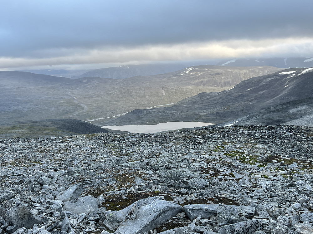 En viss utsikt i skumringen nedover mot Veodalen og Steinbuvatnet.