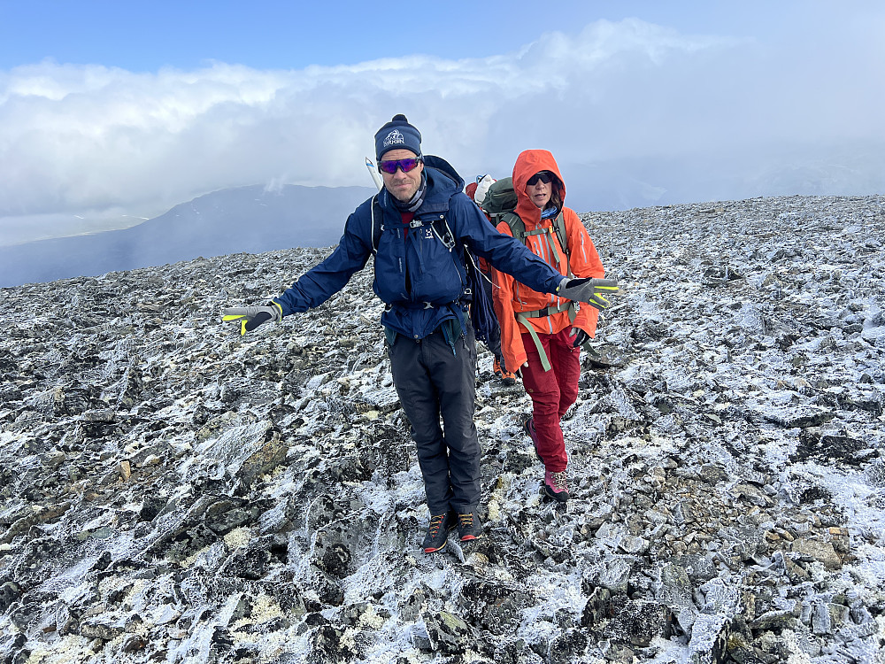 Jarle og Marianne er oppe på høyden og vi nærmer oss Kjelhøe. Et lett snødrag over steinura krydrer tilværelsen noe.