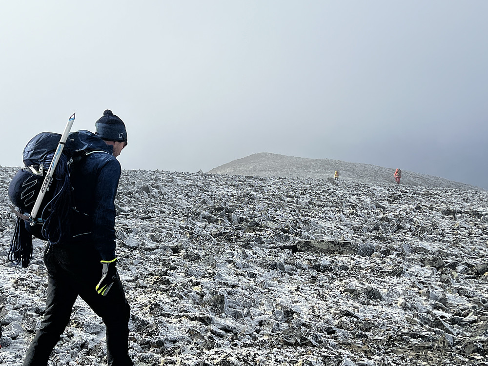 Oddbjørn og Marianne nærmer seg toppen av Kjelhøe. Jarle og jeg kommer like bak. Flatt terreng her oppe på Mytingfjellet.