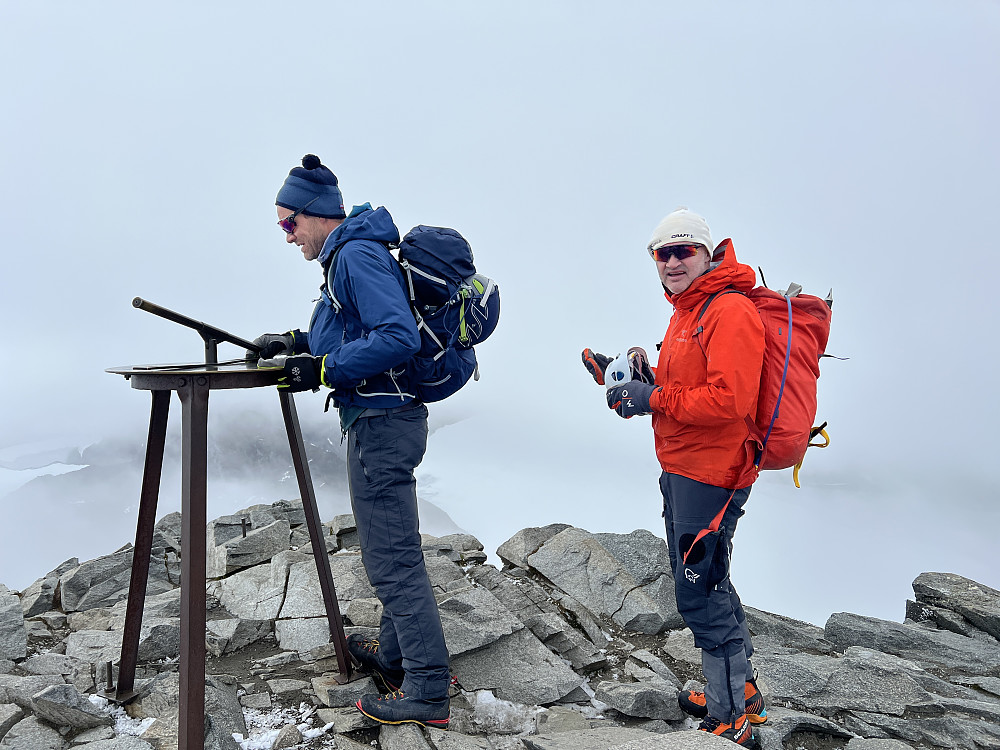 Jarle og Ola tar seg tid til en liten kikk på installasjonene på toppen av Piggen. Tåka og vinden er tilbake, så vi trekker snart ned igjen.