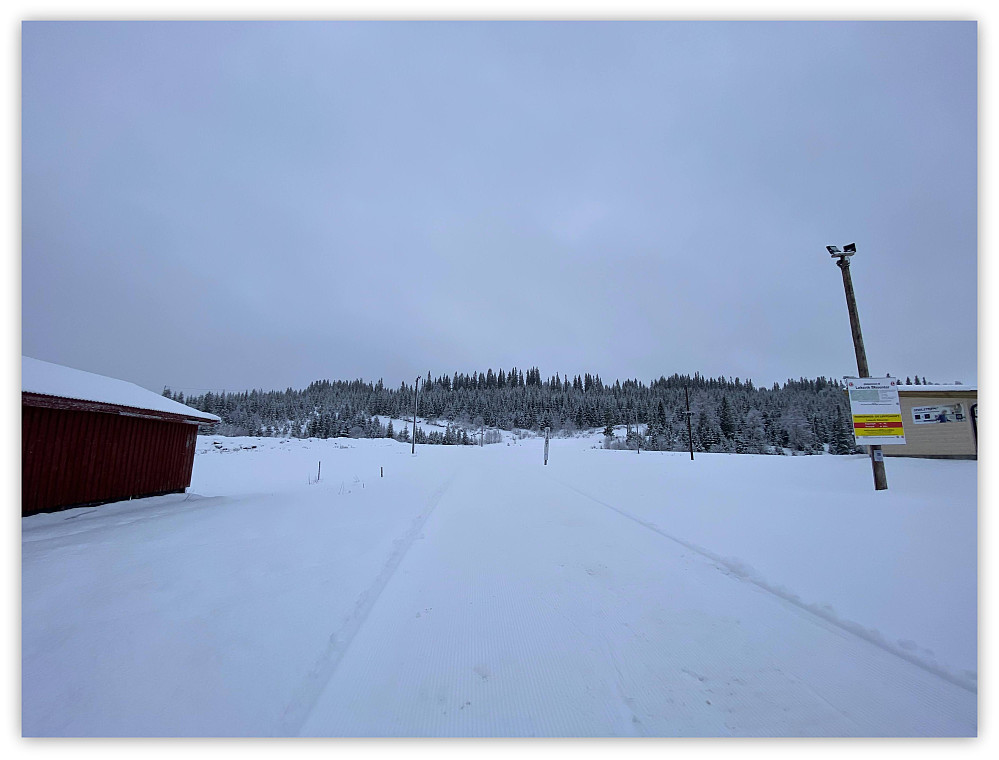 Løypemaskina har nettopp kjørt ut. Ikke så mye snø på stadion etter mye mildvær i det siste.